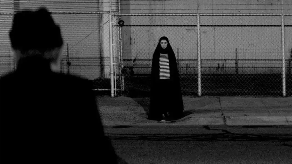 Una chica camina sola a casa de noche - Reseña de A Girl Walks Home Alone at Night (2014)