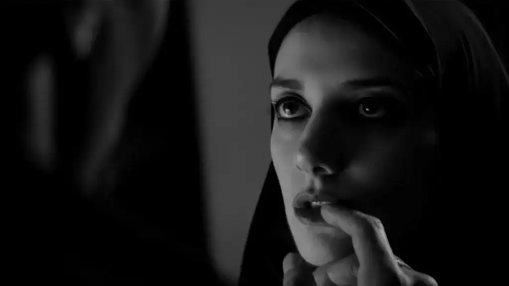 Une fille rentre seule chez elle la nuit - Silence significatif