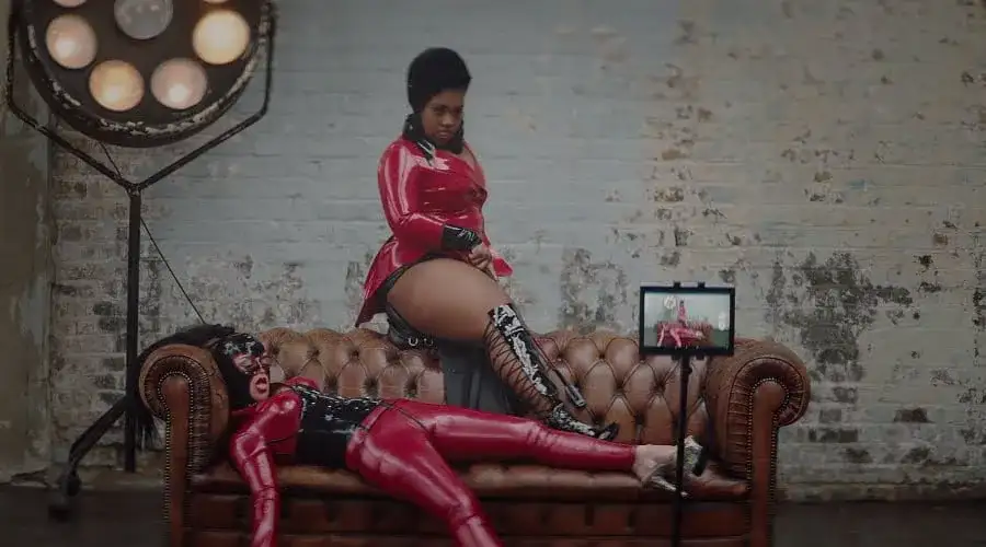 Matériel pour adultes - Critique de Adult Material (2020)