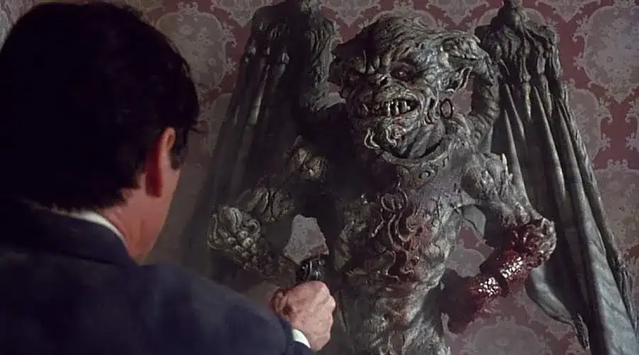 Critique du double programme "Cast a Deadly Spell" et "Witch Hunt" - Des scènes incroyablement loufoques et amusantes, mais un peu encombrées et problématiques