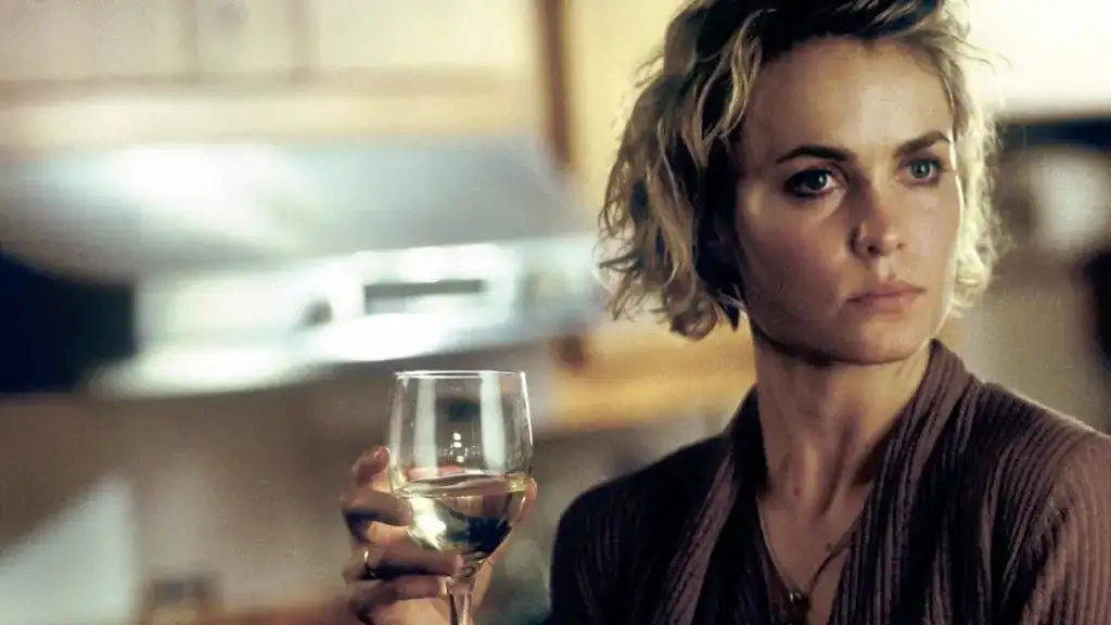 Melinda et Melinda - Mitchell est excellente dans les portions dramatiques