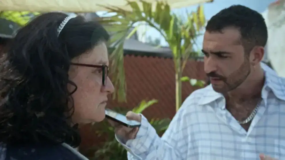 Descomponiéndose en el Sol - Sátira Indulgente pero a Menudo Divertida