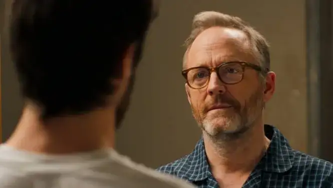 Critique du Double Feature Cicada & Sublet pour la Saint-Valentin ! - John Benjamin Hickey brille