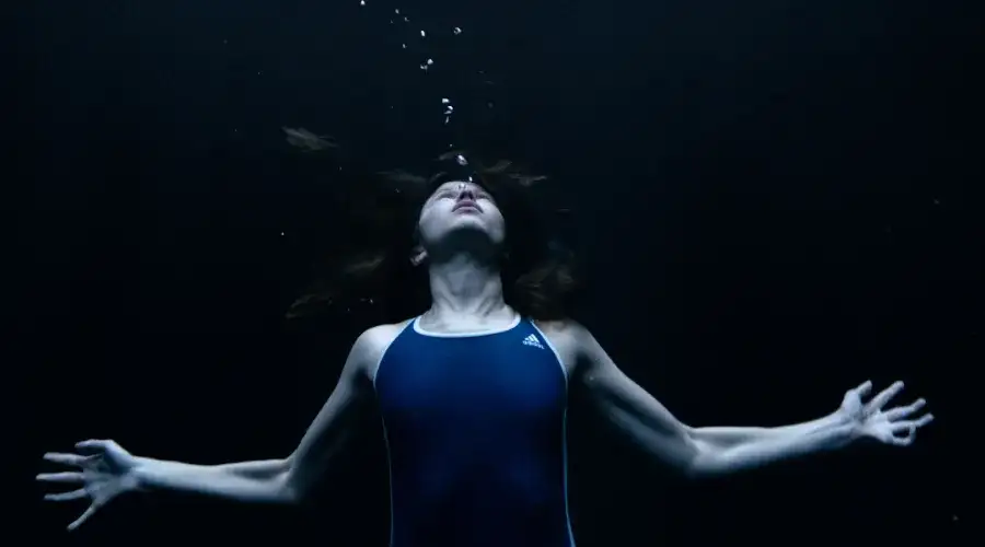 Thelma & Attachment Reseña de Doble Función de Películas - Reseña de Thelma (2017)