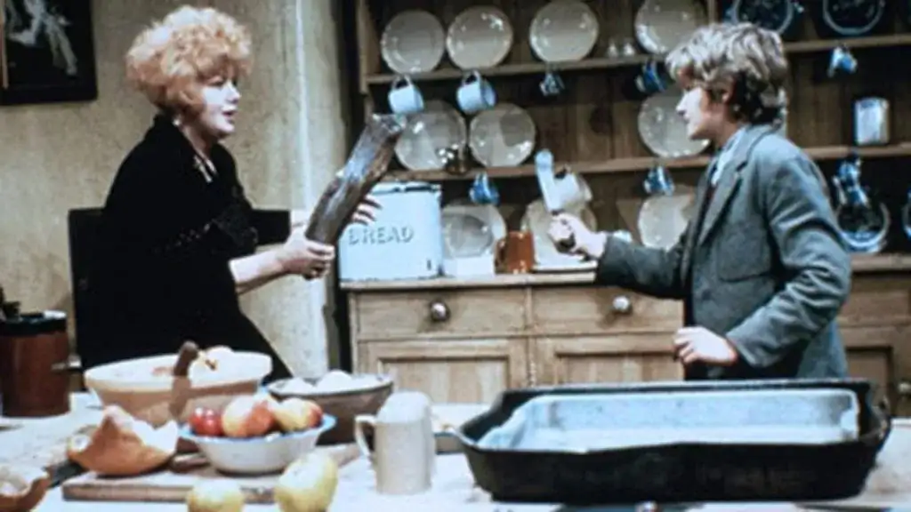 Whoever Slew Auntie Roo? - Slight, Bizarre Story with Some Fun Elements