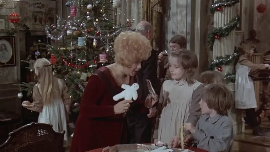 Qui a tué Tante Roo ? - Critique de Whoever Slew Auntie Roo? (1971)